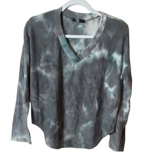 21 SAINTS Wm’s Sz Med Grey Tie Dye V Neck Rounded Hem Soft Top Sweater